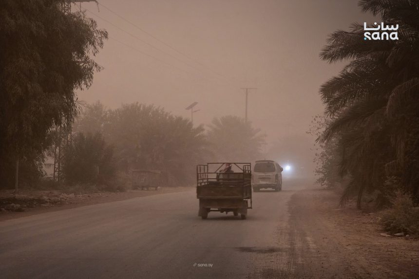 غبار كثيف يغطي الشارع ويحد من الرؤية في صورة نشرتها سانا ضمن خبر العاصفة الغبارية في دير الزور