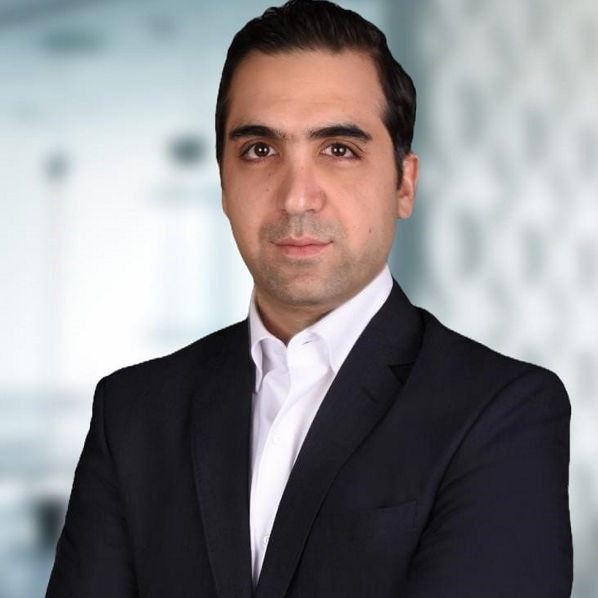 عمر سامر الحلبي في صورة من ملفه المهني لدى كي بي إم جي