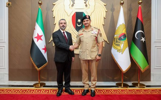 الشيباني يلتقي صدام حفتر في بنغازي.. تعاون أمني وملف المفقودين السوريين على طاولة المباحثات